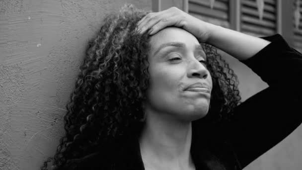 Отчаянная Черная Южноамериканская Женщина Глядя Вдаль Размышляет Дилемме Чувствуя Себя — стоковое видео