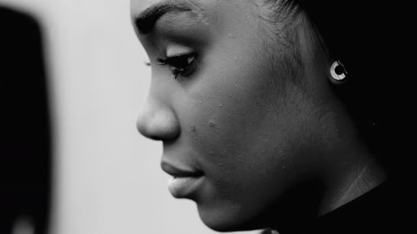 Zamyšlená Afroamerická Mladá Žena Zamyšleným Pohledem Hlubokým Duchovním Odrazem Zachyceným — Stock video