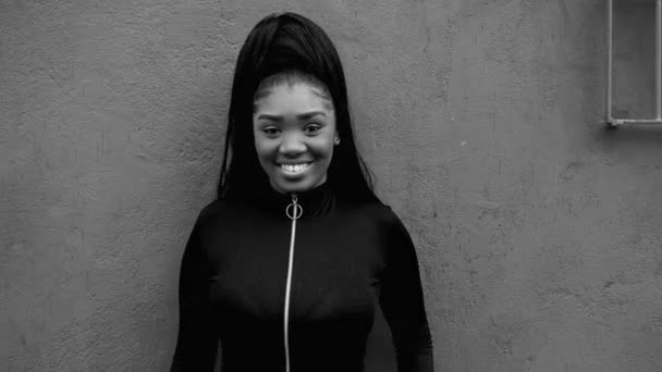Yaşlardaki Neşeli Afro Amerikalı Yetişkin Kız Kameraya Gülümsüyor Dışarıdaki Şehir — Stok video