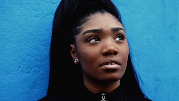 Bir Genç Siyahi Kadın Gökyüzüne Doğru Umutla Inançla Bakıyor Düşünceli — Stok video