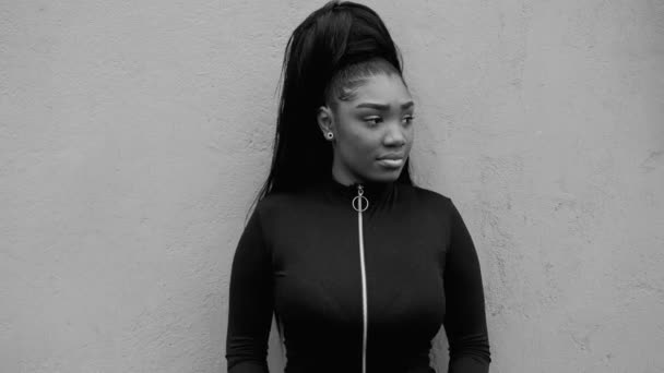 Одна Пылкая Молодая Чёрная Женщина Чёрно Белом Опирающаяся Стену Снаружи — стоковое видео