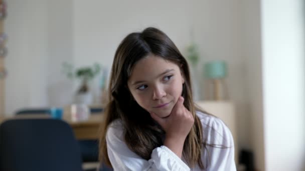 Przemyślana Dziewczynka Głębokiej Umysłowej Refleksji Rozważa Decyzję Ręką Podbródku Portret — Wideo stockowe
