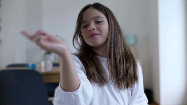 Barnvågor Finger Till Kamera Säger Nej Liten Årig Flicka Åtgärd — Stockvideo