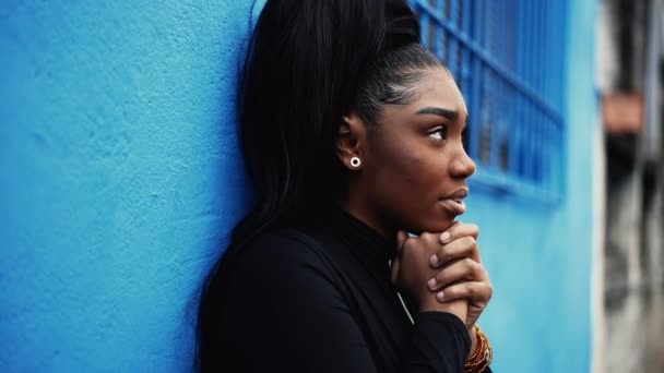 一位充满希望的年轻黑人妇女站在城外的城市街道上凝视着上面 其中包括Faith和Gratitude 在城市环境中微笑着向上看的非裔美国成年女孩 — 图库视频影像