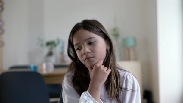 Egy Töprengő Kislánynak Van Egy Áttörő Ötlete Egy Figyelmes Gyermek — Stock videók