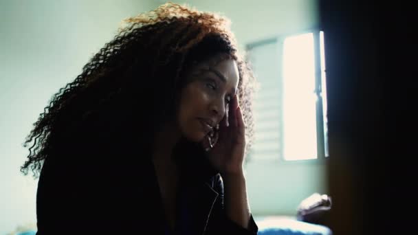 Endişeli Orta Yaşlı Siyahi Bir Kadın Endişe Endişeyle Dolu Düşüncelere — Stok video