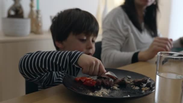 Niño Comiendo Comida Balanceada Casa Para Almorzar Con Familia Niño — Vídeo de stock