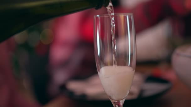 Выливать Шампанское Бокал Отмечать Праздники Обезвреживать Людей Заднем Плане — стоковое видео