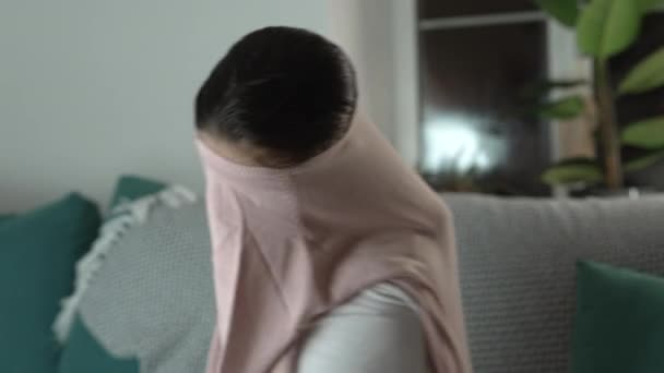 Küçük Kız Akşamları Kanepeye Oturmuş Kazak Giyip Saçlarını Düzeltiyor Çocuk — Stok video