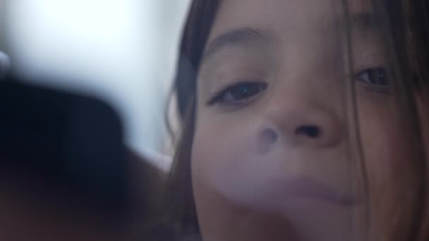 Mutlu Küçük Kız Elinde Cep Telefonu Cihazıyla Içeriği Izlerken Gülümsüyor — Stok video