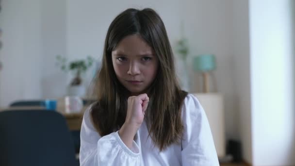 Menina Apontando Para Mesma Surpresa Descrença Seguida Agitando Dedo Rejeição — Vídeo de Stock