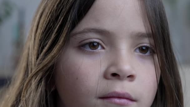 Zamyślona Mała Dziewczynka Bliska Twarz Pustym Uroczystym Wyrazem Twarzy Patrząca — Wideo stockowe