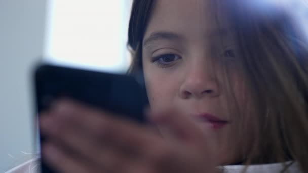 Окаменелая Маленькая Девочка Смотрит Экран Телефона Закрывая Глаза Дети Смотрят — стоковое видео