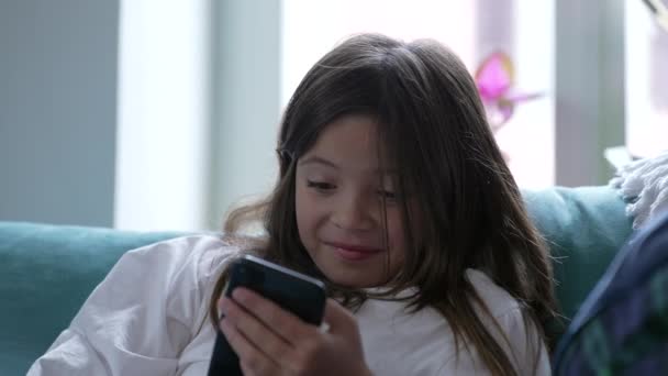Ребенок Реагирует Контент Онлайн Просмотра Сми Мобильном Устройстве Сидящем Домашнем — стоковое видео