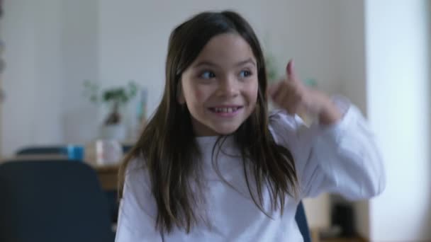 Ophidset Lille Pige Giver Tommelfingre Til Kamera Smilende Gammelt Barn – Stock-video