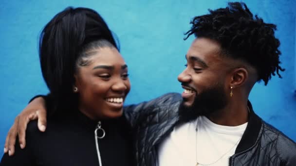 Szczęśliwi Młodzi Afroamerykanie Śmiejący Się Uśmiechnięci Czarny Mężczyzna Ramieniem Wokół — Wideo stockowe