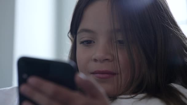 参与现代技术的儿童 带着智能手机的小女孩被社交媒体的在线内容催眠了 — 图库视频影像