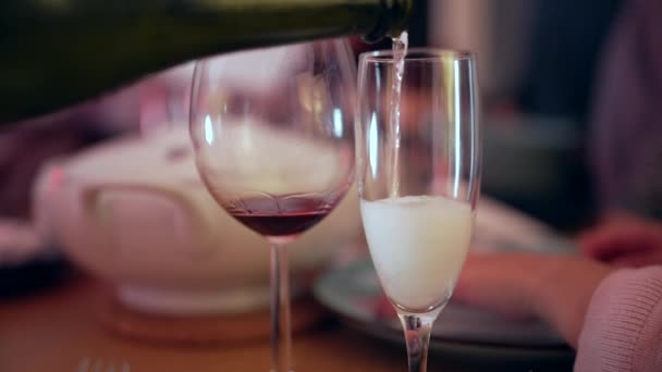 Versare Champagne Nel Bicchiere Celebrazione Delle Vacanze Primo Piano Festivo — Video Stock