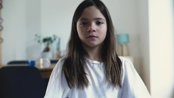 Kolları Çapraz Olan Küçük Kız Parmağını Sallayarak Durmayı Talep Ediyor — Stok video