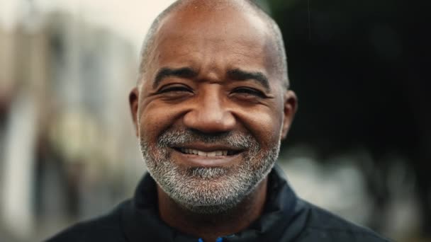 Hombre Feliz Mediana Edad Sonriendo Cámara Cerca Cara Retrato Una — Vídeo de stock