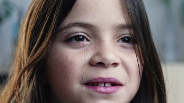 Макро Улыбкой Лице Ребенка Счастливая Маленькая Девочка Смотрит Вдаль — стоковое видео