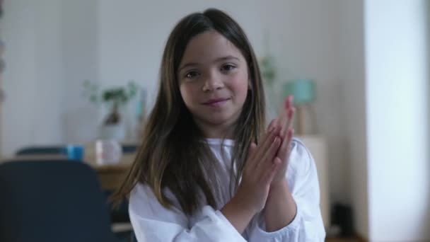 Enfant Applaudissements Mains Une Petite Fille Montrant Félicitations — Video