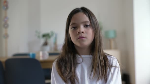 Portret Uroczystej Dziewczynki Patrzącej Kamerę Poważnym Wyrazem Twarzy Domu Pokój — Wideo stockowe