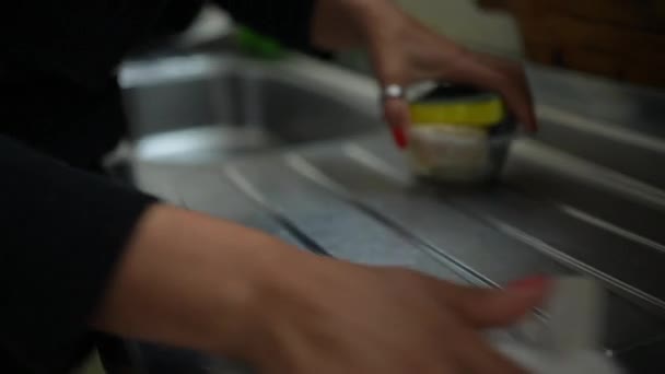 Seorang Wanita Kulit Hitam Membersihkan Wastafel Dapur Dengan Taplak Piring — Stok Video