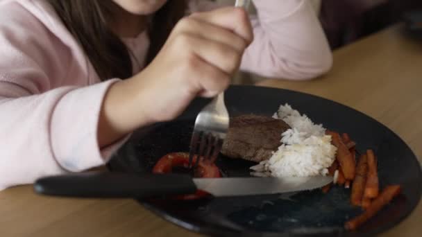 Liten Flicka Som Äter Lunch Ett Åttaårigt Barn Som Njuter — Stockvideo