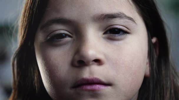 Criança Piscar Olhos Suspeitas Macro Close Apertado Dos Olhos Menina — Vídeo de Stock