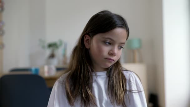 Smutna Mała Dziewczynka Uroczystą Troskliwą Miną Portret Dziecko Głębokiej Refleksji — Wideo stockowe