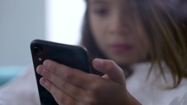 Barnet Håller Telefonen Och Stirrar Skärmen Titta Innehåll Nätet Närbild — Stockvideo
