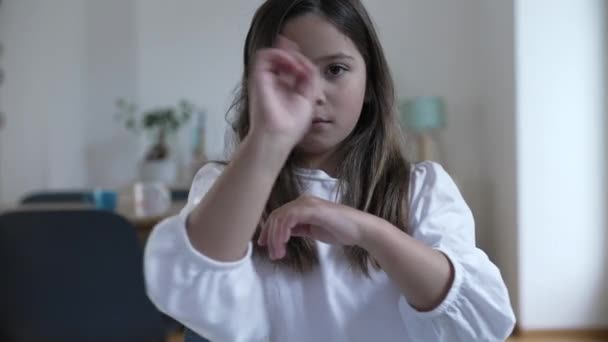 Parmağıyla Hayir Sallayan Küçük Bir Kız Açıkça Reddediliyor Kollarıyla Kameraya — Stok video