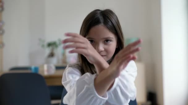 Uma Menina Fazer Com Braços Rejeição Criança Dizendo Não — Vídeo de Stock