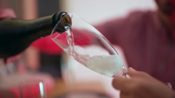 Σερβίρει Σαμπάνια Ποτήρι Από Κοντά Ρίχνει Εορταστικό Ποτό Κατά Διάρκεια — Αρχείο Βίντεο