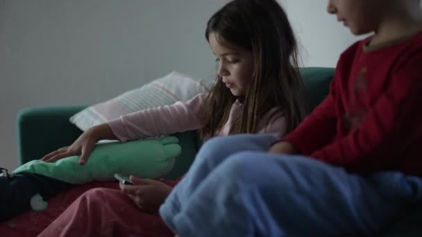 Bruder Und Schwester Handy Vertieft Teilen Gadget Auf Wohnzimmercouch — Stockvideo