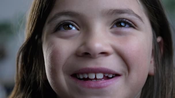 快乐的小女孩在镜头前微笑着 儿童宏观画像 童年幸福 — 图库视频影像