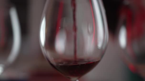 Наливаючи Червоне Вино Склянку Повільному Темпі Вечірнє Святкування Алкогольний Напій — стокове відео
