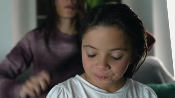 夜の親子の髪を組み合わせる ベッドタイムルーチンクローズアップ — ストック動画
