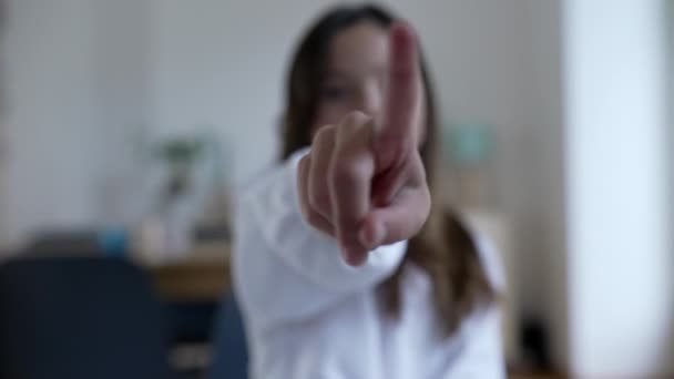Een Klein Meisje Hand Schudden Vinger Ontkenning Kind Nee Zeggen — Stockvideo