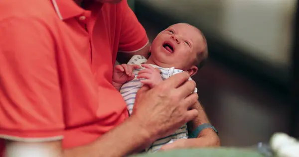 Abuelo Sosteniendo Bebé Recién Nacido Bebé Primer Mes Vida Imagen de stock