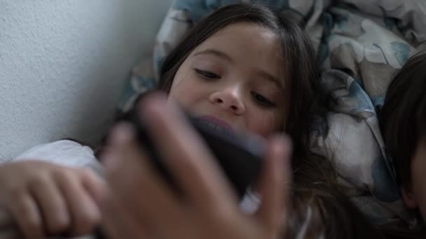 Niños Mirando Pantalla Del Teléfono Acostados Cama Rostros Cercanos Del — Vídeos de Stock