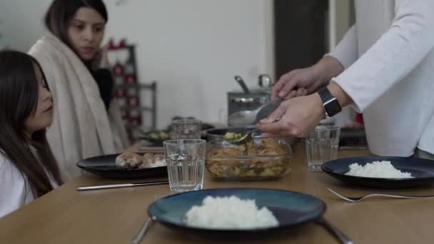 Ehrliche Familie Sitzt Mittagstisch Frau Serviert Essen Auf Teller — Stockvideo