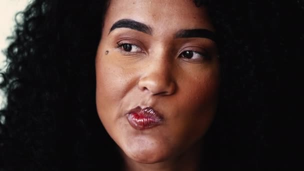 Salah Satu Wanita Latin Hitam Yang Termenung Wajah Close Dalam — Stok Video