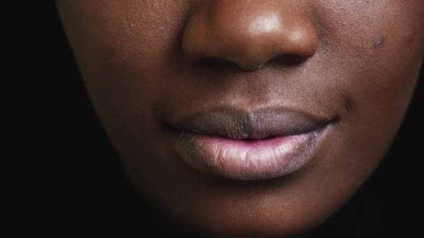 Macro Close Detalhe Boca Lábios Uma Menina Negra Jovem Mulher — Vídeo de Stock