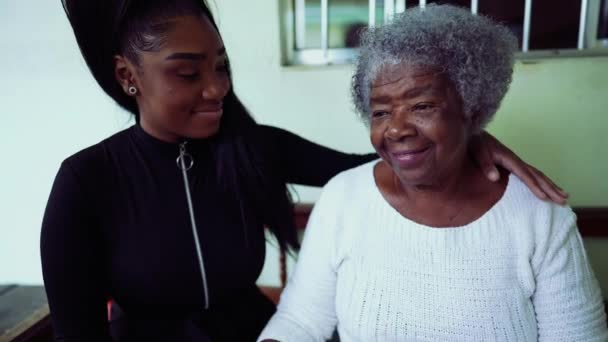 Generációk Közötti Családi Pillanat Tini Unoka Gondozása Idős Évekbeli Nagymama — Stock videók