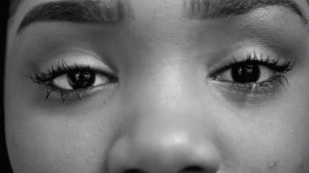 黒人の十代の少女が モノクロ 白のカメラを眺めている アフリカ系アメリカ人の若い女性のマクロの詳細 — ストック動画