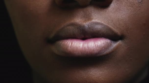 ブラックガールの口とリップスのクローズアップ アフリカ系の人体解剖学フェイシャルボディ部分 — ストック動画