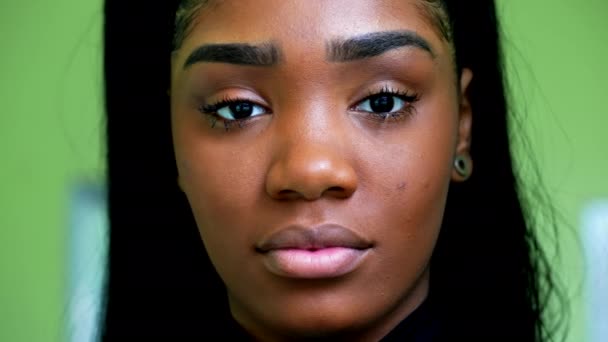 Genç Siyah Latin Bir Kız Kameraya Ciddi Bir Ifadeyle Bakıyor — Stok video