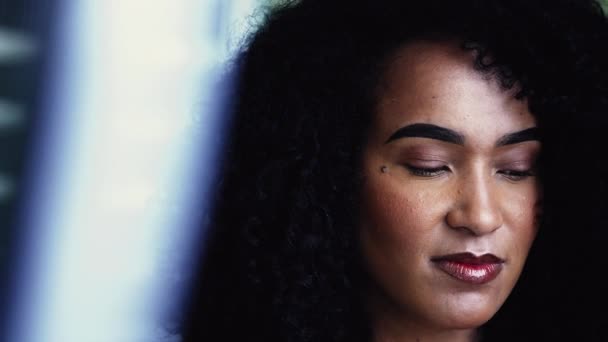 一个沉思的黑色拉蒂娜女人的近视脸凝视着远方深刻的精神反思 对20多岁的非洲裔南美成年女孩的沉思与沉思 — 图库视频影像